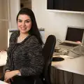 Leila Karchaoui inspirerar till mer glädje på arbetsplatsen.