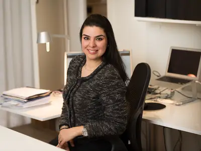 Leila Karchaoui inspirerar till mer glädje på arbetsplatsen.