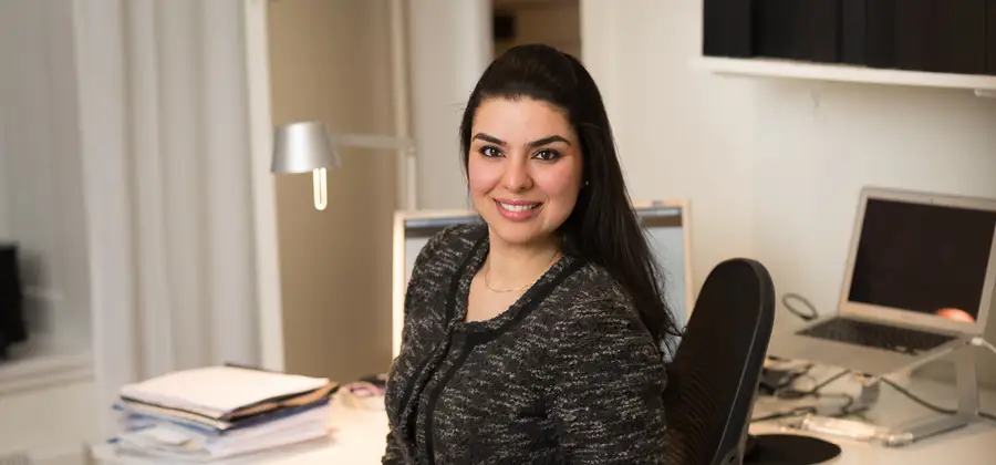 Leila Karchaoui inspirerar till mer glädje på arbetsplatsen.