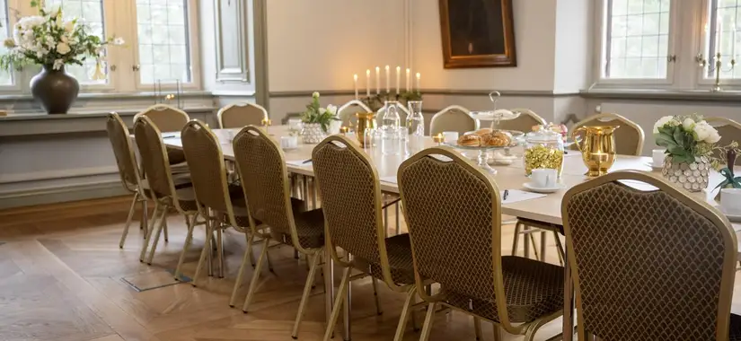 Cedergrenska Tornet / Salong Naja: Salong Naja i Cedergrenska Tornet är ett elegant och historiskt mötesrum med utsikt över Stocksund.