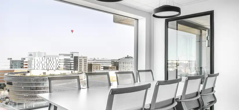 Helix Tower / Leonardo: Leonardo på Helix Tower erbjuder en exklusiv mötesupplevelse med panoramautsikt från 16:e våningen.