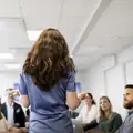 Hur ledare, chefer och handläggare hanterar den nya situationen är avgörande för hur kommunikationen kring krisen tas emot.