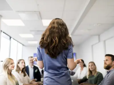 Hur ledare, chefer och handläggare hanterar den nya situationen är avgörande för hur kommunikationen kring krisen tas emot.
