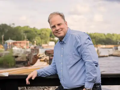 Oskar Brandt är journalist, författare, historiker och latinist från Göteborg.