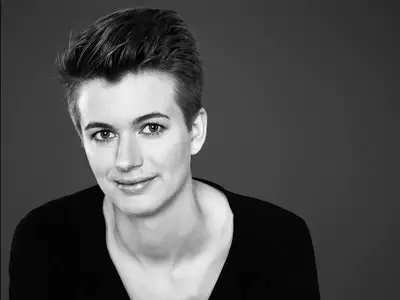 Lyckojakten och framgångshetsen kan få allvarliga konsekvenser för individen, menar Siri Helle.