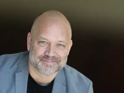 Stefan Söderfjäll är fil. Dr i psykologi, föreläsare och författare till ett tiotal böcker. Han är också vår nya expert på psykologiskt kapital hos ledare och medarbetare.