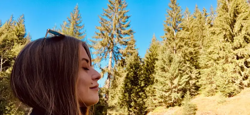 Små justeringar i hur vi andas kan fungera som ett enkelt men kraftfullt verktyg för att reglera stressnivåer i vardagen.