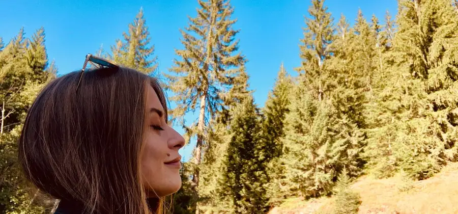 Små justeringar i hur vi andas kan fungera som ett enkelt men kraftfullt verktyg för att reglera stressnivåer i vardagen.