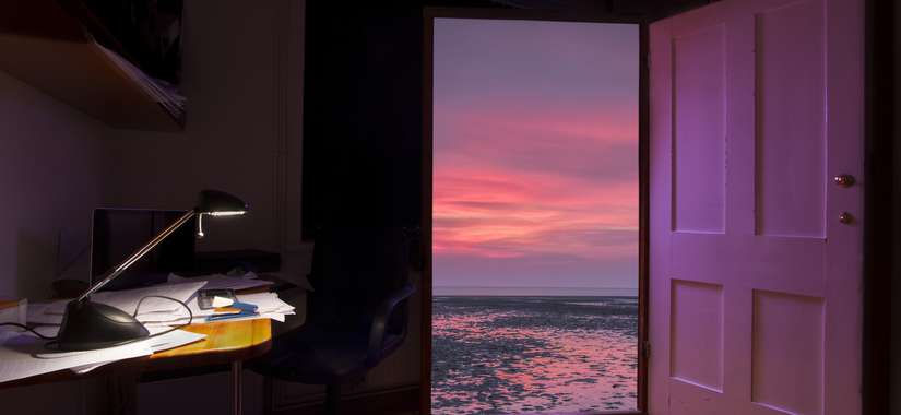 Ibland börjar nästa väg med att en dörr öppnas inåt.