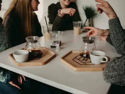 Bygg vardagsgemenskap: Ta en kaffe. Bjud in till samtal – även de enkla.
