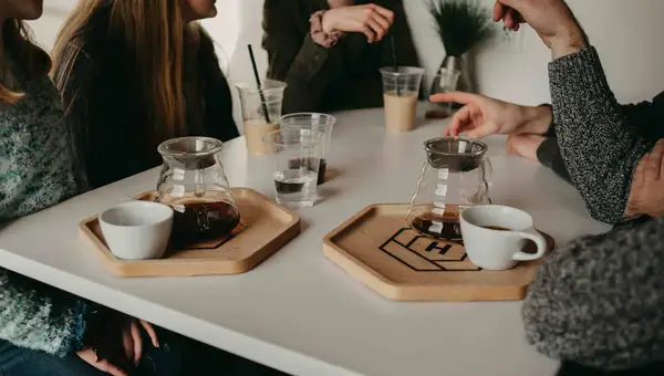 Bygg vardagsgemenskap: Ta en kaffe. Bjud in till samtal – även de enkla.