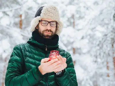 Stanna upp dig själv då och då, tryck på ”pausknappen” och fråga dig själv: varifrån kom den tanken, vad vill den säga mig?