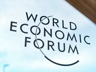 En ny undersökning från World Economic Forum visar att 54 procent av världens löntagare är oroliga för att förlora jobbet någon gång under de kommande 12 månaderna.