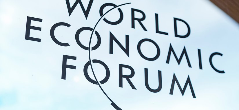 En ny undersökning från World Economic Forum visar att 54 procent av världens löntagare är oroliga för att förlora jobbet någon gång under de kommande 12 månaderna.