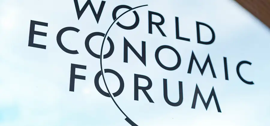 En ny undersökning från World Economic Forum visar att 54 procent av världens löntagare är oroliga för att förlora jobbet någon gång under de kommande 12 månaderna.